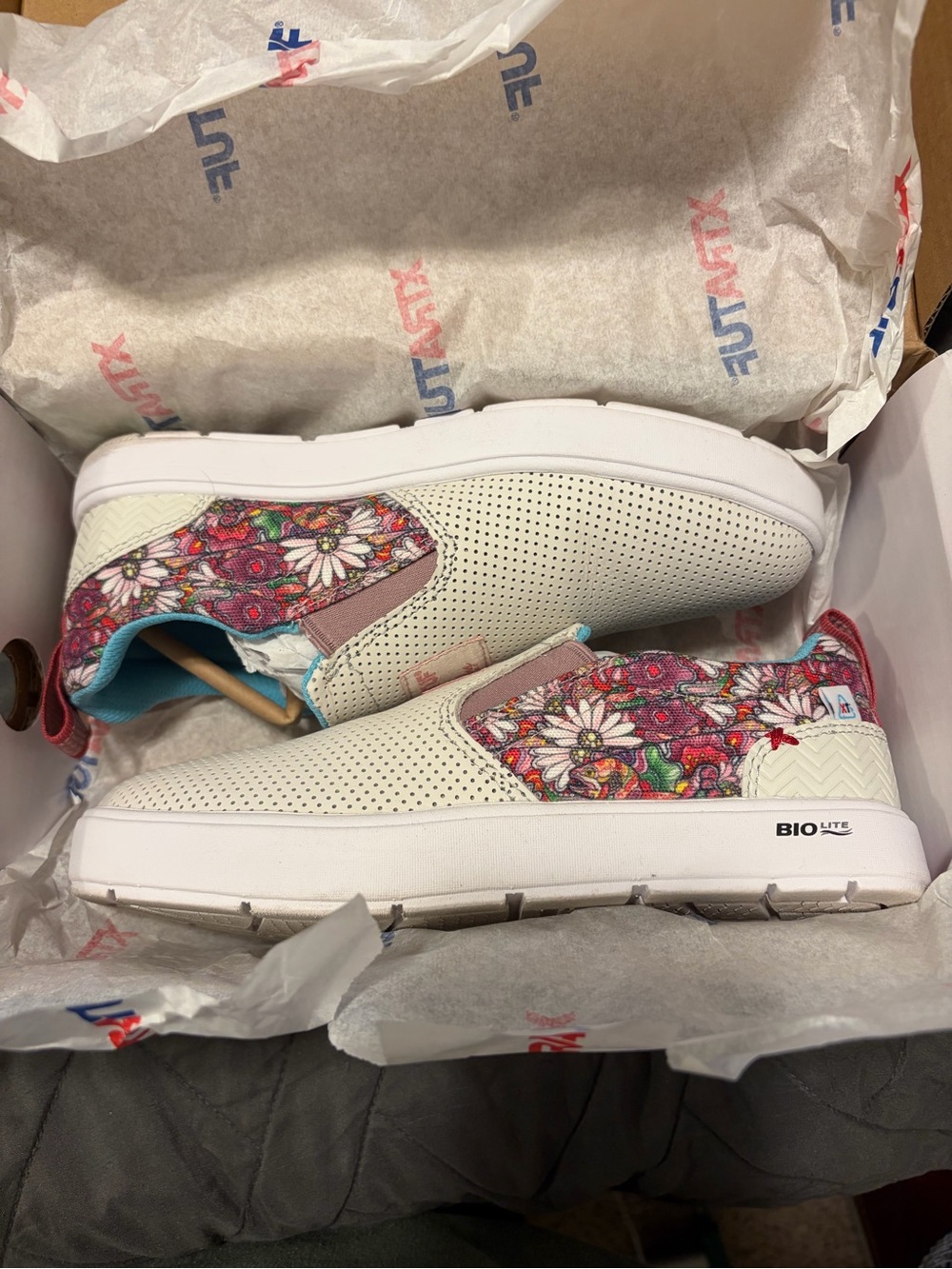 Slip-On Women's Moccasins with Floral Accents - White and Pink - Picture 2 of 6